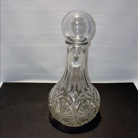 Elegant Clear Glass Decanter - Picture 2 of 9